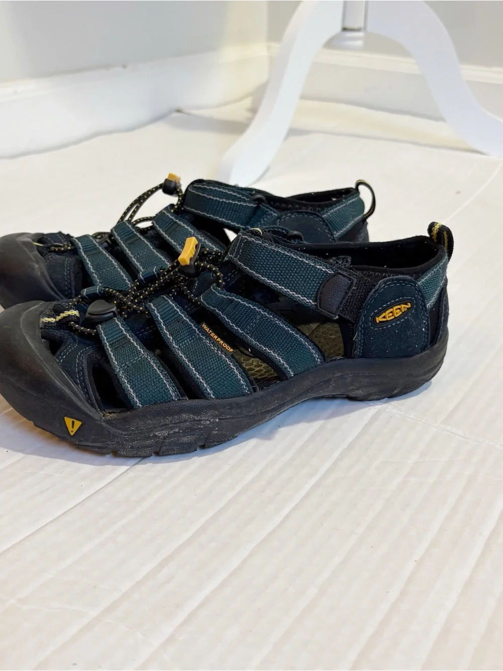 Keen Newport Sandals Big Kid’s Size 5 Hiking Water Shoes Keens Outdoor Travel